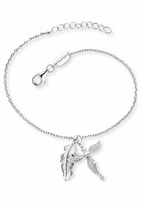 Bracciale in argento con una delicata catena, adornato con una piuma e un charm ad angelo, entrambi caratterizzati da dettagli e texture intricate.