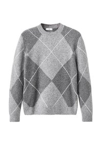 Suéter gris de patrón argyle hecho de un tejido suave; cuenta con cuello redondo, mangas largas y contornos de diamantes blancos en contraste.