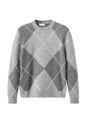 Suéter gris de patrón argyle hecho de un tejido suave; cuenta con cuello redondo, mangas largas y contornos de diamantes blancos en contraste.