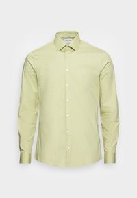 Camicia verde chiaro a maniche lunghe in cotone. Presenta un colletto con bottoni e una patta frontale con bottoni bianchi. Il capo ha una trama liscia.