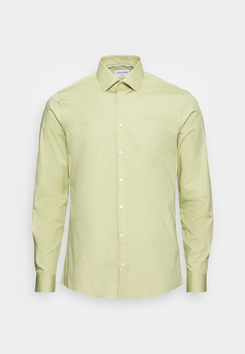 Camicia verde chiaro a maniche lunghe in cotone. Presenta un colletto con bottoni e una patta frontale con bottoni bianchi. Il capo ha una trama liscia.