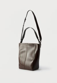 Borsa tote in pelle marrone con una texture liscia e motivi a linee verticali. Tracolla regolabile con ferramenta metallica.