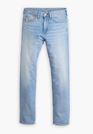 Vaqueros de denim azul claro con corte recto, cinco bolsillos y cierre de botón. Presentan un sutil desgaste y costuras en color naranja.