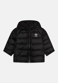 Svart puffjacka med huva, korta ärmar, frontdragkedja och vit Adidas-logga på bröstet. Har en kviltad design och glansig textur.