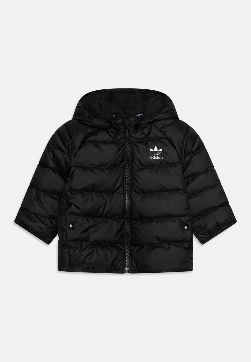 Svart puffjacka med huva, korta ärmar, frontdragkedja och vit Adidas-logga på bröstet. Har en kviltad design och glansig textur.