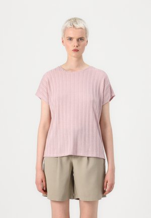 Rosa stripete kortermet topp laget av lett stoff, med rund halsutskjæring, avslappet passform og rett kant. Brukt med beige shorts.
