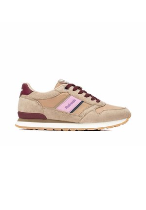 Zapatilla de gamuza beige y rosa con cordones y detalles burdeos, suela blanca y logo "Refresh" en el panel lateral, vista desde el lado izquierdo.