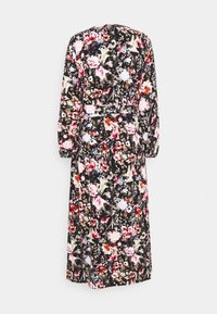 Robe maxi fleurie à manches longues, fond noir, motifs floraux vibrants en rose, blanc et rouge, taille cintrée, ourlet fluide.