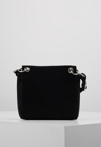 Borsa a mano in pelle nera di forma rettangolare, con hardware argentato e occhielli. Tracolla regolabile attaccata di lato; superficie liscia.