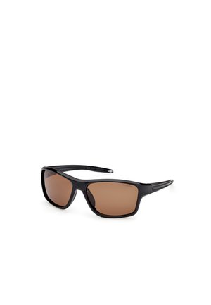 Schwarz gerahmte Sonnenbrille mit rechteckigen, braunen polarisierten Gläsern auf weißem Hintergrund.