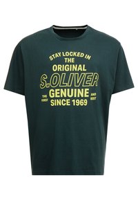 Donkergroene T-shirt met korte mouwen en een ronde hals, voorzien van grote gele grafische tekst "S. OLIVER GENUINE SINCE 1969." Zacht katoen materiaal.