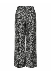 Pantaloni a gamba larga in un tessuto leggero grigio con motivo a stampa leopardata nera. Vita elasticizzata e senza tasche visibili.
