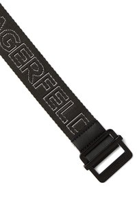 Cinturón de nylon negro con costura del logotipo metálico, que presenta una hebilla de metal negro mate y una textura suave, adecuado para uso casual.