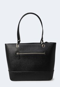 Sort tote taske lavet af struktureret materiale, med to håndtag, en lynlåslomme på forsiden og sølvfarvede hardware detaljer.