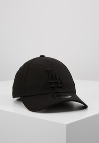 Căciulă de baseball neagră cu un logo brodat "LA" pe față, având o margine curbată și un material texturat.