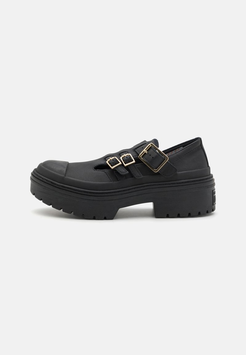 Sapatos pretos de deslizar com sola de plataforma grossa, apresentando três fivelas douradas ajustáveis e biqueira de borracha. Textura suave em toda a parte.