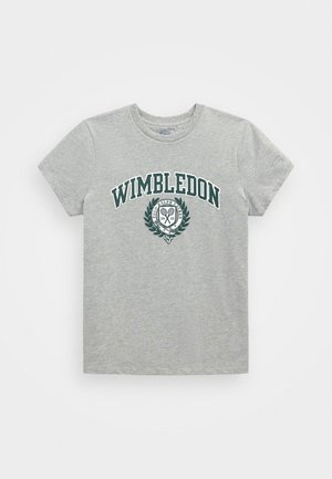 Grå T-shirt med korte ærmer med grøn "WIMBLEDON" tekst og et tennisemblem med krydsede ketsjere og "Polo Ralph Lauren 2025" under teksten.