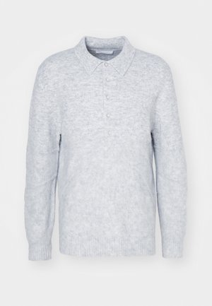 Helle graue Strickjacke mit Kragen, drei Knöpfen und gerippten Bündchen, ausgestattet mit einer weichen, strukturierten Oberfläche.