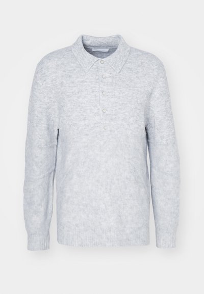 Gaiši pelēks adīts džemperis ar apkakles kakla izgriezumu, trīs pogu slēgšanu un ribotu aproci, ar mīkstu, teksturētu apdari.