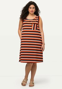 Gestreiftes ärmelloses Kleid in Orange, Schwarz und Weiß. Verfügt über einen runden Ausschnitt und eine Brusttasche. Weicher Stoff mit bequemer Passform.