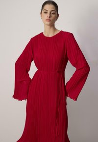 Touché Privé WITH BINDING BELT - Denné šaty - red