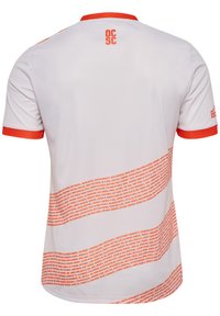 Witte sporttrui met korte mouwen, oranje accenten op de kraag en mouwen, en een doorlopende tekstpatroon in oranje op de rug.