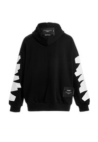 Sudadera con capucha negra y patrón gráfico blanco sobredimensionado en las mangas. Presenta una etiqueta en la parte posterior con hardware y ribetes en el dobladillo y puños.