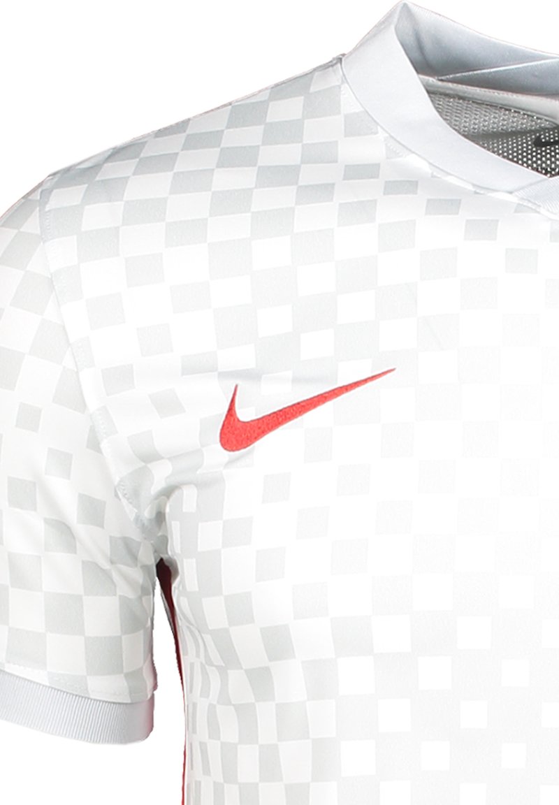 Maglia da calcio Nike di colore bianco con motivo a scacchi, swoosh rosso e colletto a coste. Realizzata in materiale leggero.