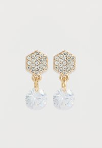 Σκουλαρίκια εξαγωνικού σχήματος σε χρυσό τόνο με διαυγείς κρυσταλλικές λεπτομέρειες και στρογγυλό κρεμαστό πολύτιμο λίθο από κάτω, δημιουργώντας ένα στρωμένο σχέδιο.