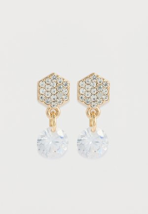 Pendientes hexagonales en tono dorado con acentos cristalinos claros y una gema redonda colgante debajo, creando un diseño en capas.