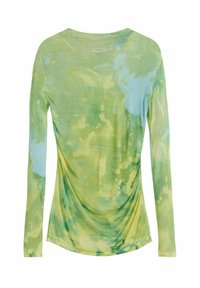 Camicia a maniche lunghe di colore verde chiaro con motivo tie-dye blu e giallo. Tessuto morbido e elastico con dettaglio arricciato lungo i lati.