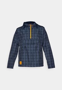 Rompevientos de marino con capucha, presenta un patrón de logotipos geométricos, un acento naranja en el zipper y una pequeña etiqueta naranja en el dobladillo.