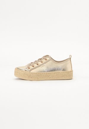 Beżowy, niskoprofilowy sneaker z metalicznym wykończeniem, sznurowaniem z przodu i grubą plecioną podeszwą na białym tle.