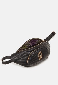 Zwarte leren heuptas met een gewatteerd design. Voorzien van gouden hardware en een ritssluiting die een kleurrijk patroon aan de binnenkant onthult.