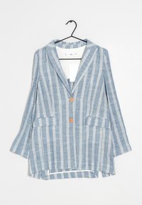 Vaaleansininen raidoitettu bleiseri, jossa on kaksi etutaskua, puunapit ja muotoiltu kaulus. Valmistettu teksturoidusta kankaasta rentoa istuvuutta varten.