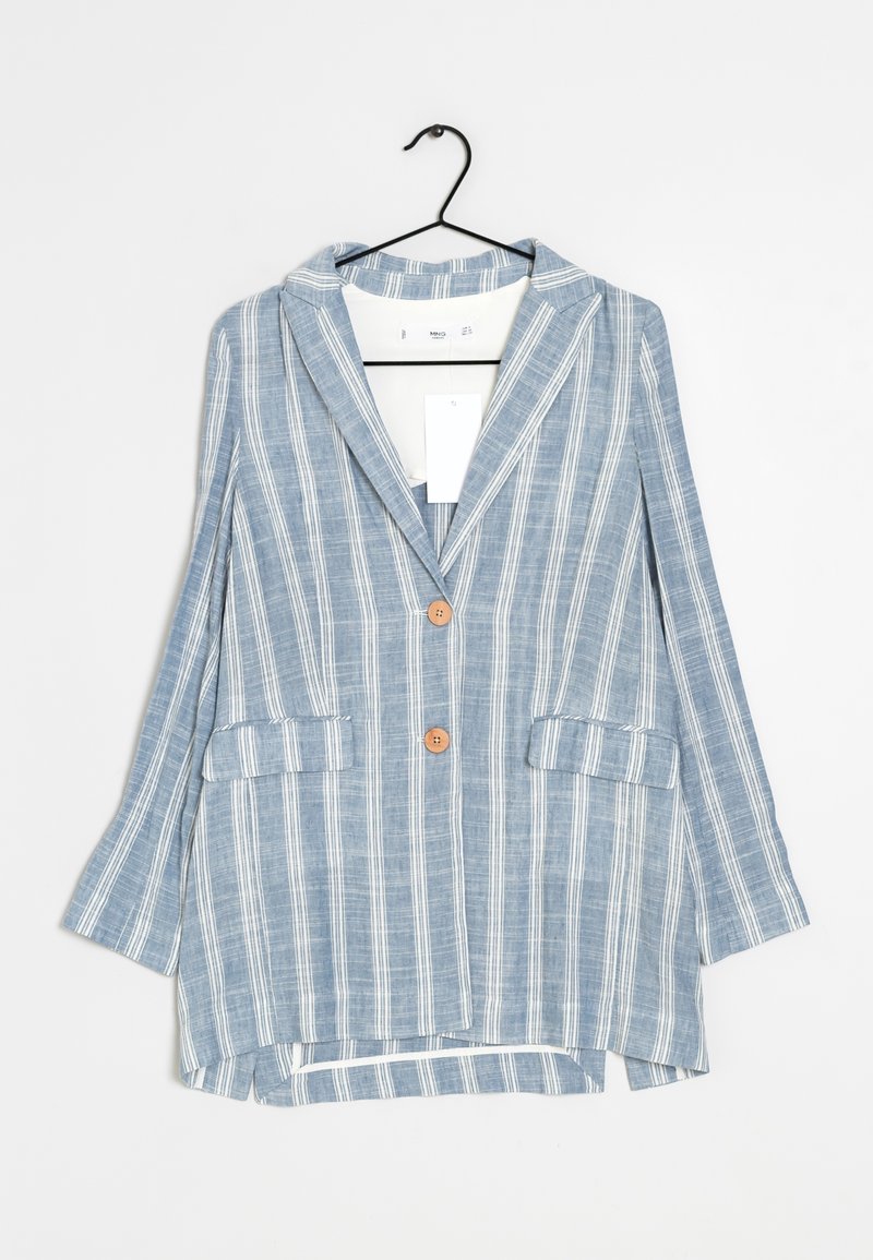 Vaaleansininen raidoitettu bleiseri, jossa on kaksi etutaskua, puunapit ja muotoiltu kaulus. Valmistettu teksturoidusta kankaasta rentoa istuvuutta varten.