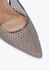 Scarpa con tacco alto in rete grigia con punta appuntita, decorata con perline argentate a motivo a diamante e suola interna liscia.