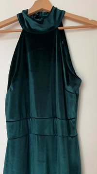 Teal fløyelskjole med høy, drapert halslinje og lagdelt design, som har en glatt tekstur og en flytende silhuett.