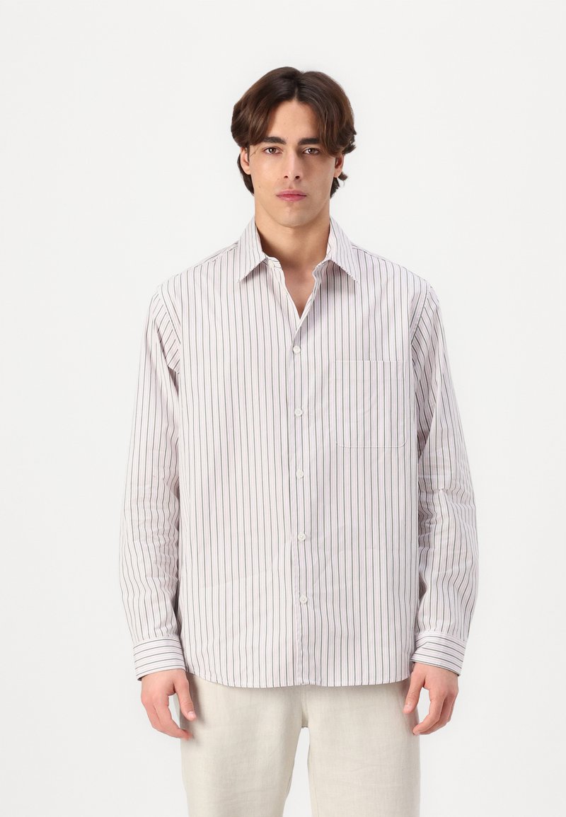 Chemise à rayures claires avec des lignes verticales en blanc et bordeaux. Équipée d'un col, de boutons et d'une poche poitrine. Matière en coton.