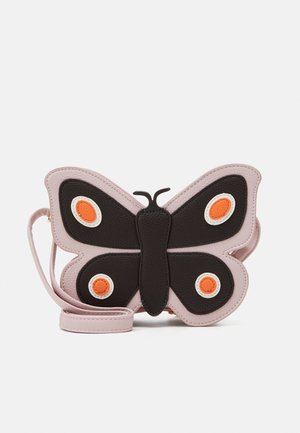 Borsa a forma di farfalla con bordi rosa pallido, ali nere e motivi circolari arancioni e bianchi, con una tracolla rosa pallido abbinata.