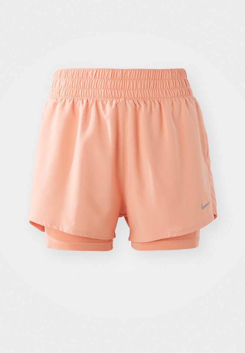 Shorts de sport couleur pêche avec une taille élastique, un design superposé et un accent logo gris. Fabriqués en matériau lisse et léger.