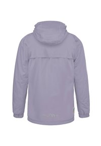 Hellblaue wasserdichte Jacke mit Kapuze, elastischen Bündchen und einem Belüftungsflap auf der Rückseite. Verfügt über ein dezent angebrachtes Logo nahe dem Saum. Glatte Textur.
