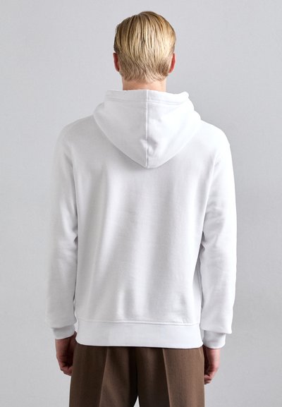 Sudadera blanca con capucha, de mangas largas, textura suave, puños y dobladillo de canalé. Diseño simple, sin logotipos ni patrones visibles.