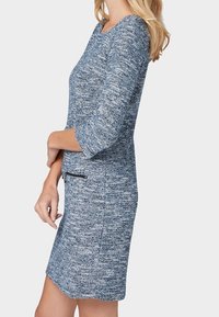Modrá a bílá pletená šaty s texturou, tříčtvrtečním rukávem, slim fit a boční kapsou s detailním zipem.