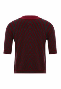 Pull à manches courtes avec des rayures chevron rouges et gris foncé formant un motif en V, vu de dos.