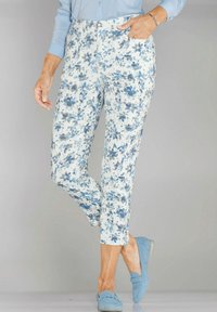 Bloemenprintbroek in het wit met blauwe details, met een rechte snit, twee zijzakken en een knoopsluiting.