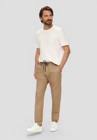 s.Oliver REGULAR FIT - Chino - sandstein