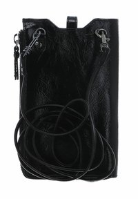 Sac bandoulière rectangulaire noir en cuir verni texturé, avec sangle ajustable et fermeture éclair ornée d'une boucle et d'accents métalliques.