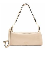 Bolso de mano de cuero beige claro con una forma rectangular y elegante. Cuenta con un logotipo en tono dorado, una correa retorcida en negro y beige, y un cierre de cremallera.