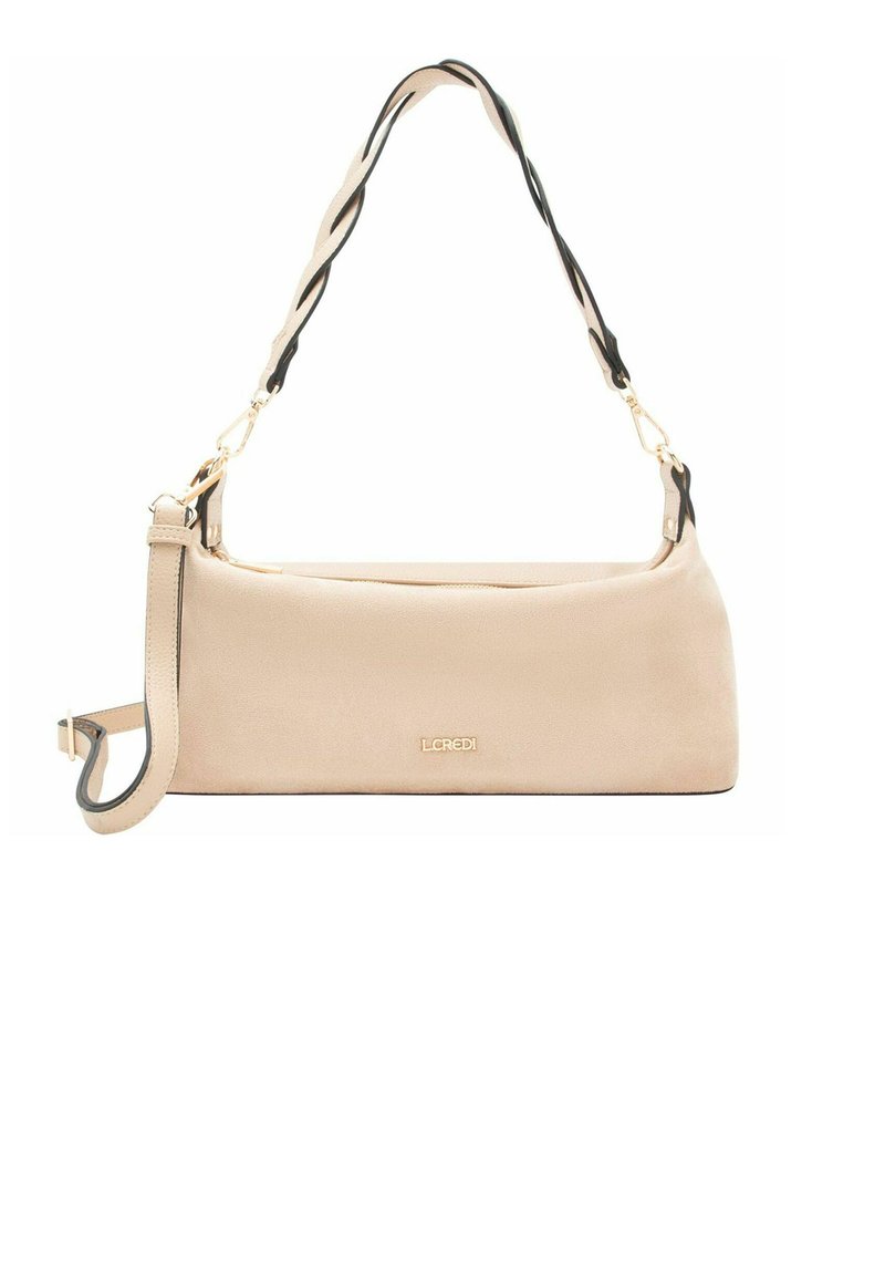 Bolso de mano de cuero beige claro con una forma rectangular y elegante. Cuenta con un logotipo en tono dorado, una correa retorcida en negro y beige, y un cierre de cremallera.